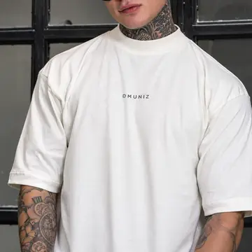 camiseta dmuniz oversized estampada gola alta