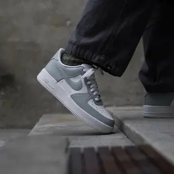 🩶 AF1 que combina com tudo.