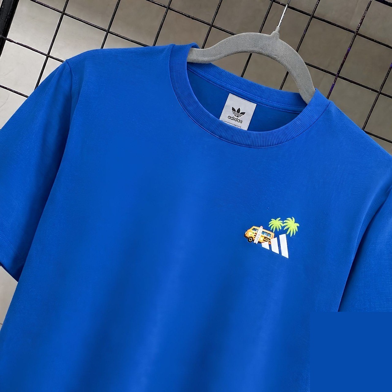 roupas adidas camiseta bordado pequeno estampa surf azul
