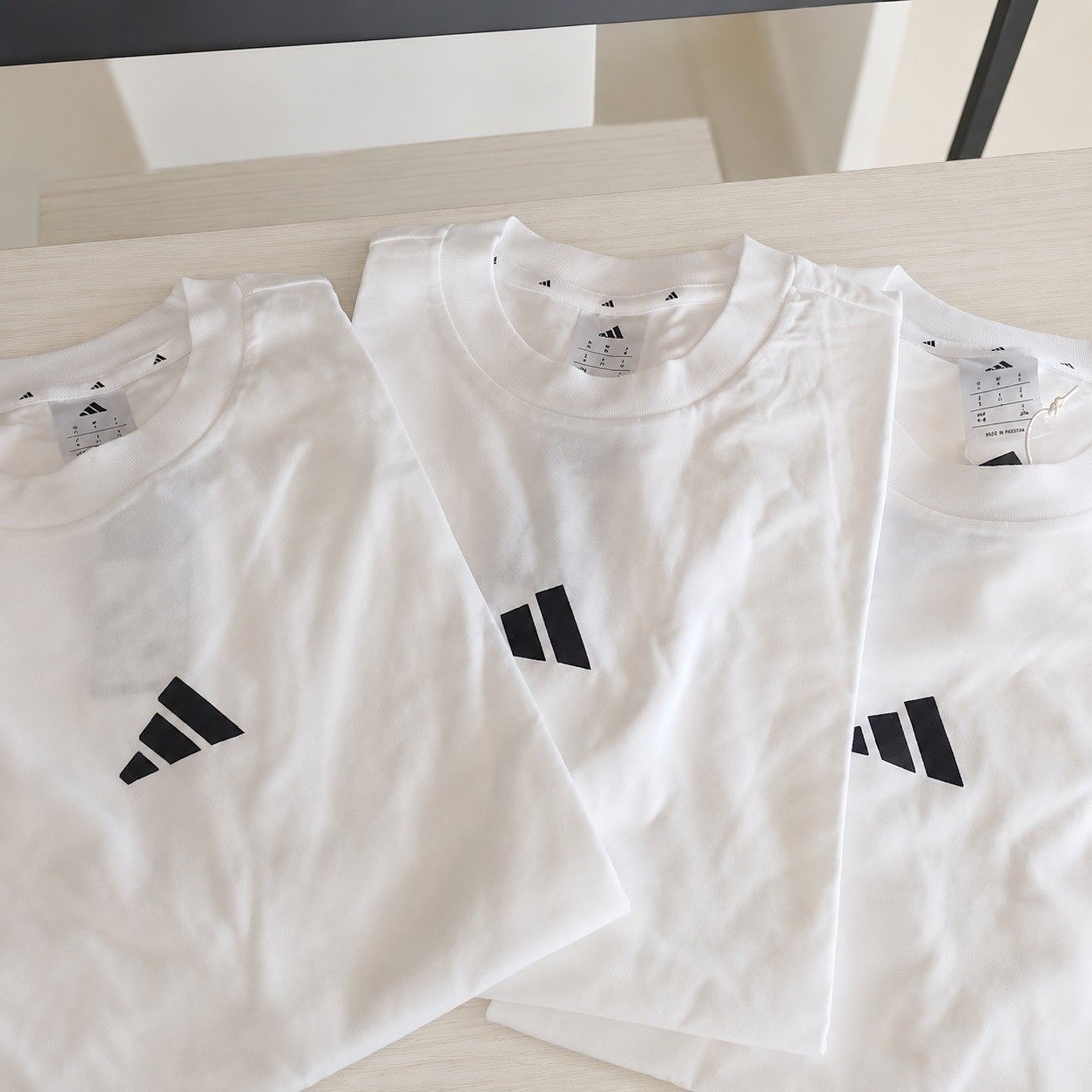 roupas adidas essentials logotipo pequeno white black liso m