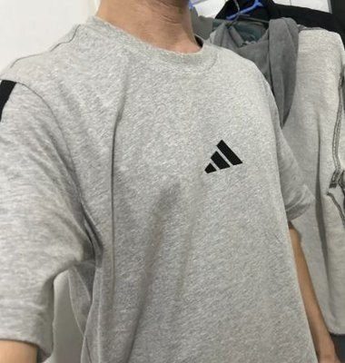 Camiseta Masculina Malha Simples Essentials 3 Listras adidas Medium Grey Heather / Black Liso G Lisa