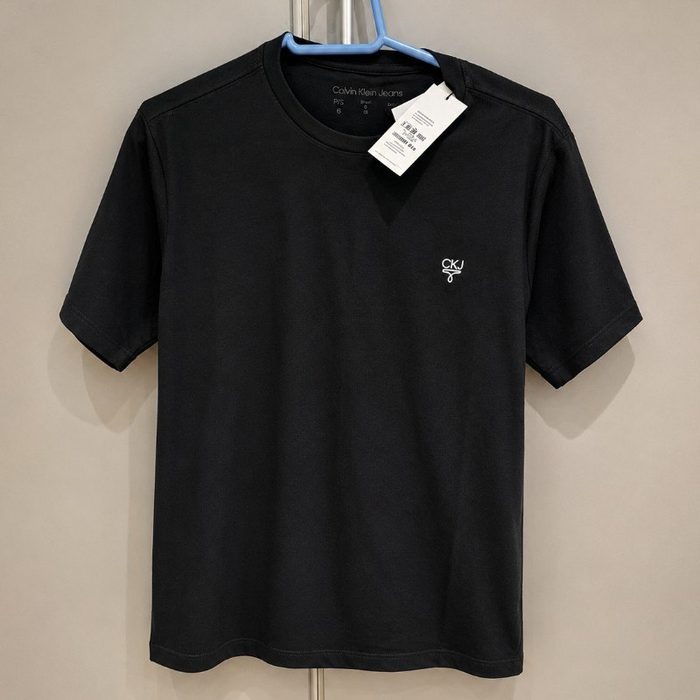 camiseta calvin klein jeans light omega logo preta
