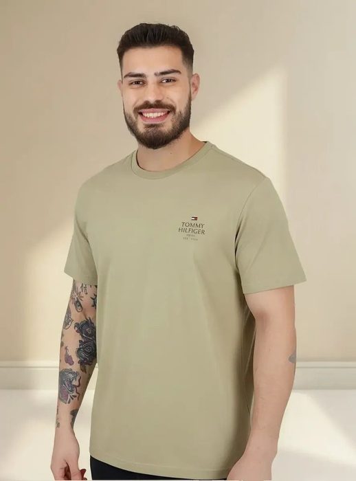 Camiseta Tommy Hilfiger Masculina Stack Love Cáqui