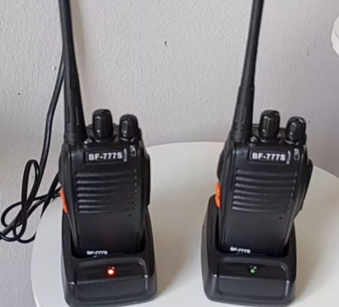 Kit Par 2 Rádio Baofeng 777S Walk Talk