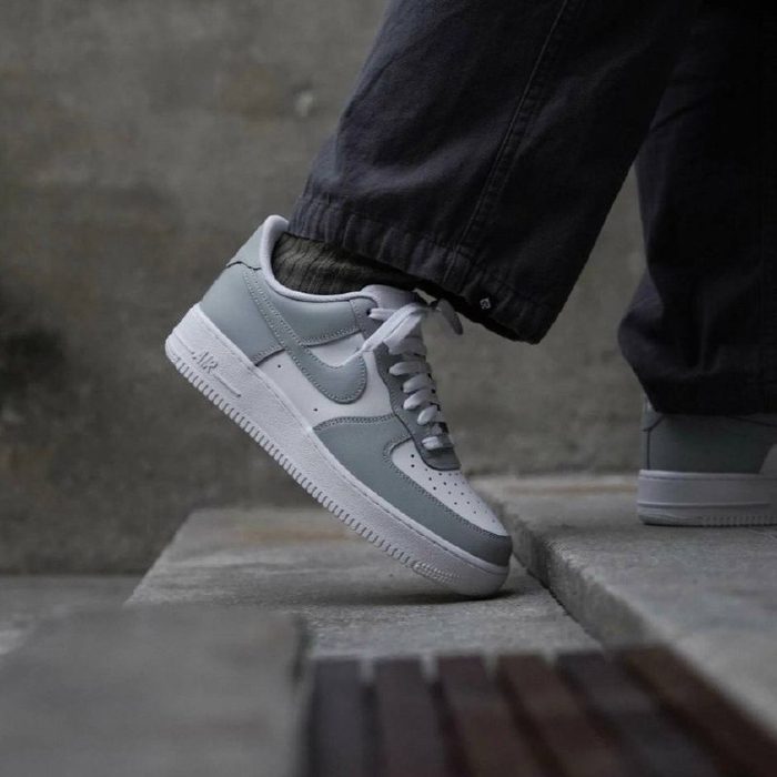 🩶 AF1 que combina com tudo.